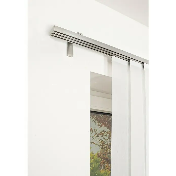 Expo Ambiente Gardinenprofil Smart Set - Anzahl Läufe: 3 Stk., Edelstahloptik, 210 cm - Detailaufnahme einer modernen Schiebegardinenaufhängung aus Metall an einer weißen Wand. Das System besteht aus mehreren Schienen.