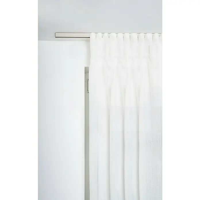 Expo Ambiente Gardinenprofil Smart Set - Anzahl Läufe: 1 Stk., Edelstahloptik, 200 cm - Detailaufnahme eines weißen Vorhangs an einer modernen Vorhangschiene vor einer weißen Wand. Der Vorhangstoff ist leicht transparent und fällt weich.