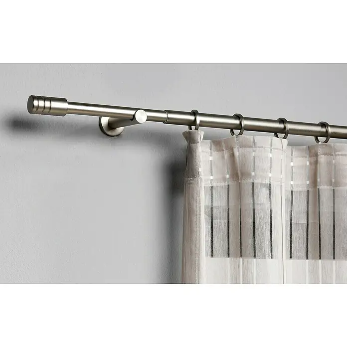 Expo Ambiente Stilgarnitur Rillcube - Länge Gardinenstange: 160 cm - 280 cm, Edelstahloptik - Eine Vorhangstange aus Metall mit einer Endkappe und Vorhängen an Ringen, die an einer grauen Wand befestigt ist.