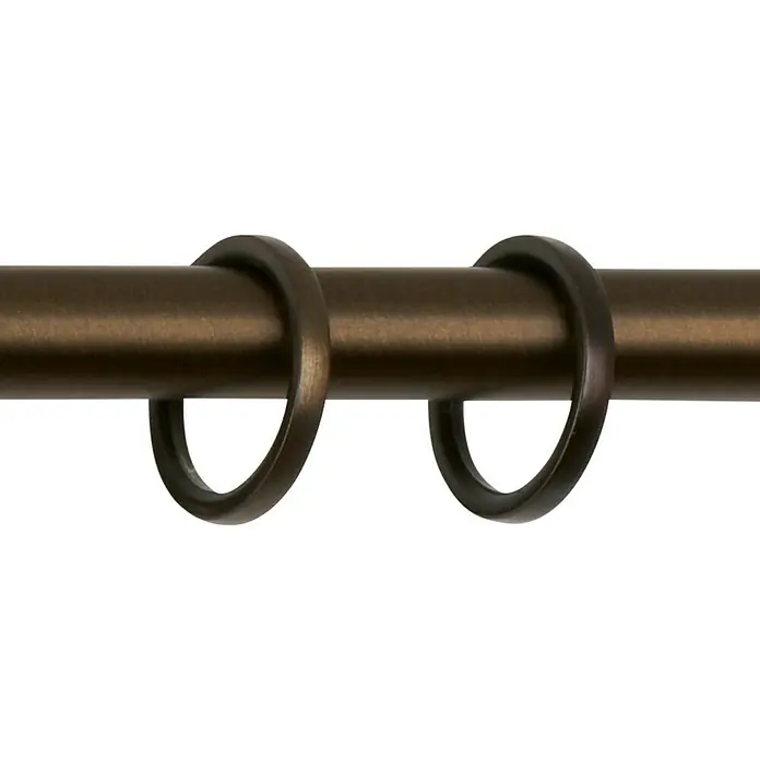Expo Ambiente Stilgarnitur Rillcube - Länge Gardinenstange: 160 cm - 280 cm, Bronze - Nahaufnahme von zwei bronzefarbenen Vorhangringen auf einer passenden Stange. Die Ringe sind gleichmäßig verteilt und heben sich vom weißen Hintergrund ab.