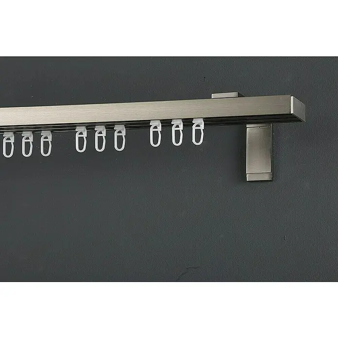 Expo Ambiente Gardinenprofil Smart Set - Anzahl Läufe: 3 Stk., Edelstahloptik, 160 cm - Detailaufnahme einer Gardinenschiene in Silber mit weißen Gleitern an einer grauen Wand, die Funktionalität und elegantes Design vereint.