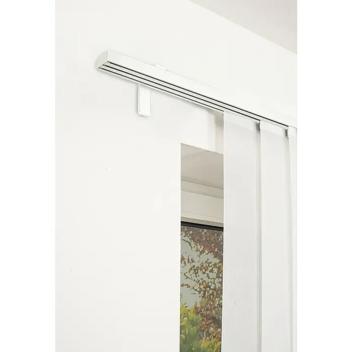 Expo Ambiente Gardinenprofil Smart Set - Anzahl Läufe: 3 Stk., Weiß, 210 cm - Elegante weiße Schiebegardinen hängen an einer modernen weißen Schiene, die an einer hellen Wand befestigt ist und bieten eine stilvolle Fensterdekoration.