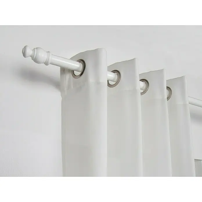 Expo Ambiente Komplettgarnitur Mini - Länge: 200 cm, Weiß - Weisse Gardinen mit silbernen Ösen hängen an einer weissen Gardinenstange, die mit einem dekorativen Knauf abschliesst.