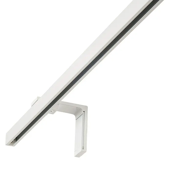 Expo Ambiente Gardinenprofil Smart Set - Anzahl Läufe: 1 Stk., Weiß, 200 cm - Aufnahme des weißen, geraden Stromschienen-Lichtsystems, das an einer Wand montiert wird, mit klaren Linien und minimalistischem Design.