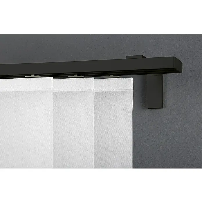 Expo Ambiente Gardinenprofil Smart-Set - Anzahl Läufe: 3 Stk., Schwarz, 160 cm - Detailaufnahme einer schwarzen Gardinenschiene mit weißen Stoffbahnen. Elegante Fensterdekoration für ein modernes Wohnambiente.
