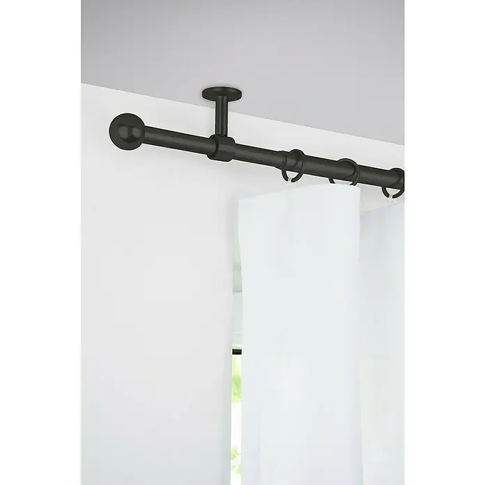 Komplettgarnitur 2in1 - Schwarz, 120 cm - 210 cm, Metall, Ausziehbar - Deckenmontierte Vorhangstange in dunkler Ausführung mit Kugelabschluss und weißen Vorhängen.