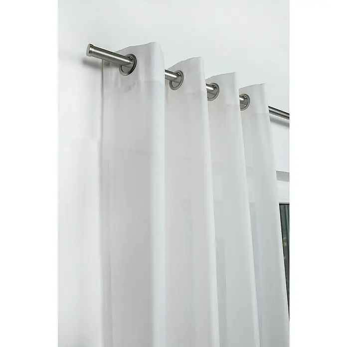 Expo Ambiente Stilgarnitur Cap-Noble - Edelstahloptik, Länge Gardinenstange: 120 cm - 210 cm - Detailaufnahme von weißen Gardinen mit Metallösen, die an einer silbernen Stange hängen und einen modernen, luftigen Look erzeugen.