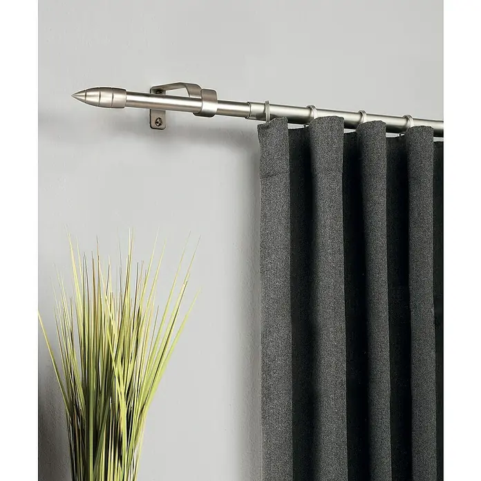 Expo Ambiente Komplettgarnitur RillcardoLänge: 160 cm, Metall - Detailaufnahme einer Gardinenstange mit Spitze und grauen Vorhängen, die eine stilvolle Fensterdekoration zeigt.