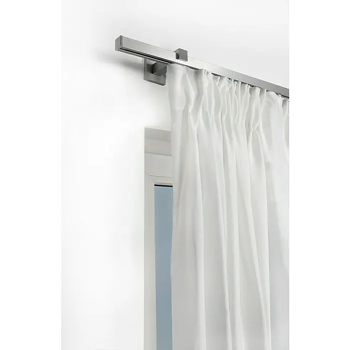 Stilgarnitur Innenläufig Square - Länge Gardinenstange: 240 cm, Edelstahl - Das moderne Gardinensystem mit einer schlichten Metallschiene und weißen Vorhängen, die für eine elegante Fensterdekoration sorgen.