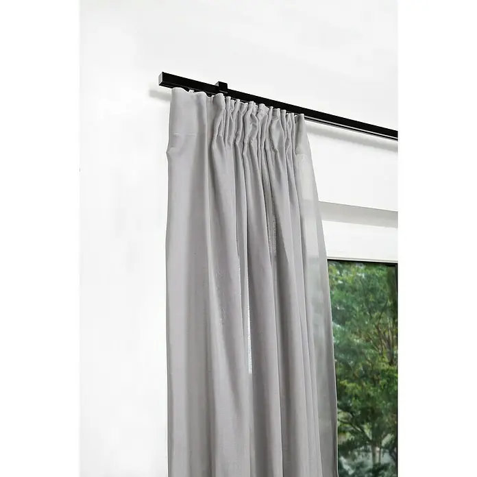 Stilgarnitur Innenläufig Square - Länge Gardinenstange: 160 cm, Schwarz - Grauer Vorhang an einer schwarzen Stange vor einem Fenster. Der Vorhang ist leicht gerafft und fällt weich.