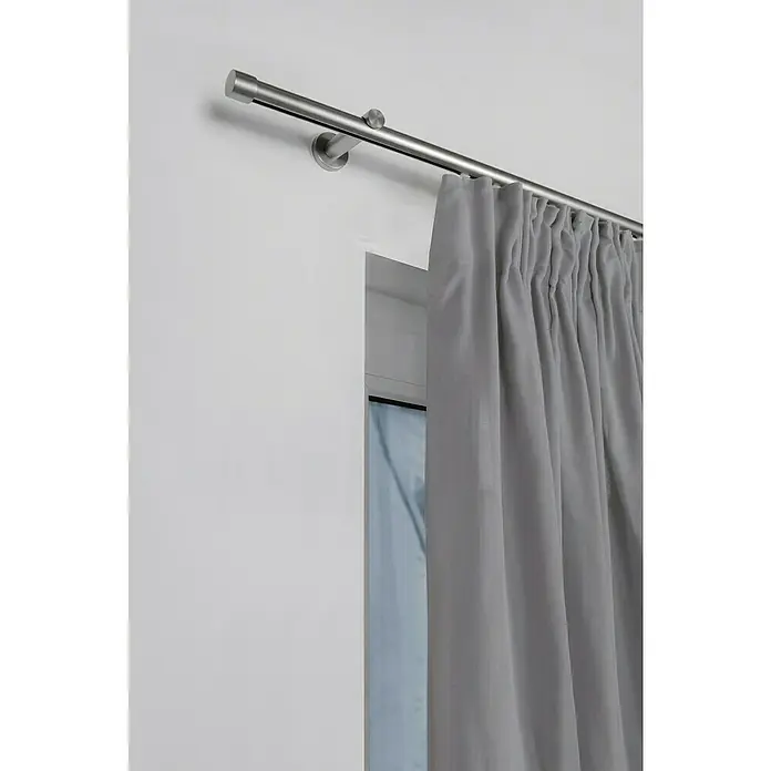 Stilgarnitur - Länge Gardinenstange: 160 cm, Edelstahloptik - Eine Nahaufnahme einer grauen Gardine, die an einer silbernen Gardinenstange hängt, mit einer weißen Wand im Hintergrund.