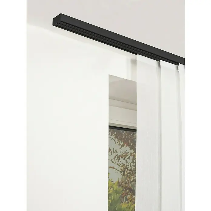 Expo Ambiente Gardinenprofil Smart-Set - Anzahl Läufe: 3 Stk., Schwarz, 160 cm - Ein schwarzer Schienenvorhang mit weißen Vorhängen, der an einer weißen Wand befestigt ist und so für einen eleganten Look sorgt.