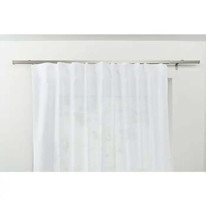 Komplettgarnitur All-in - Edelstahloptik, Länge Gardinenstange: 120 cm - 210 cm - Helle, fast durchsichtige Gardine, die an einer silberfarbenen Gardinenstange hängt, die an einer weißen Wand befestigt ist.