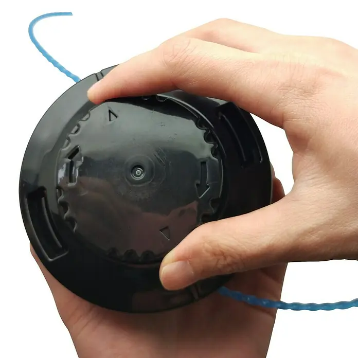 Cabezal de corte Tap&Go - Longitud de hilo: 5 m, Grosor de hilo: 2,4 mm - Primer plano de un cabezal de recortadora negro sujetado por dos manos, con hilo azul.