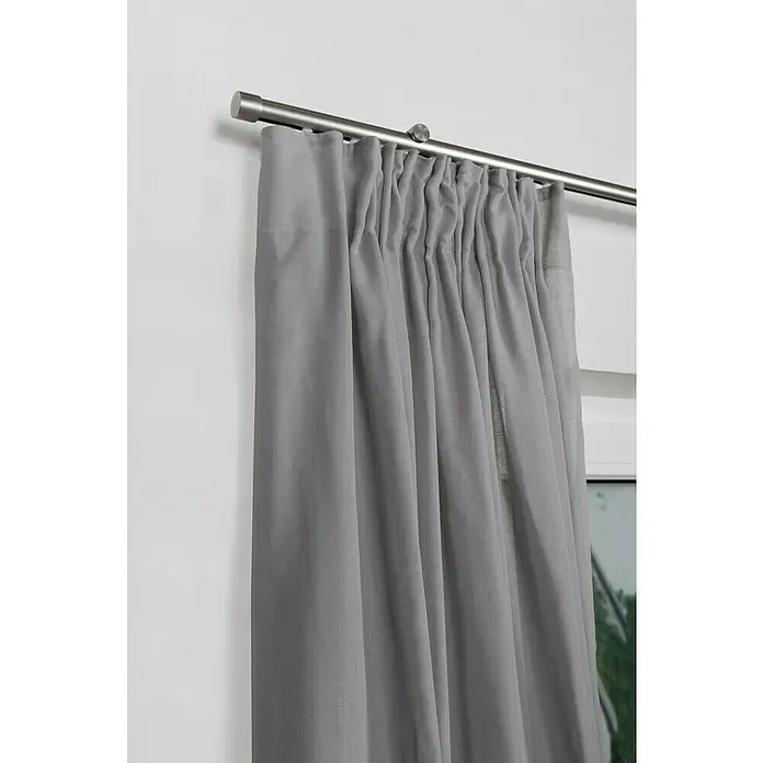 Stilgarnitur - Länge Gardinenstange: 160 cm, Edelstahloptik - Grauer Verdunkelungsvorhang mit Faltenaufhängung an einer silberfarbenen Gardinenstange für eine elegante Fensterdekoration.