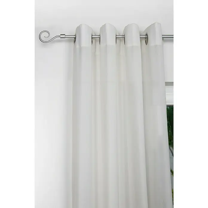 Expo Ambiente Stilgarnitur Hook - Länge Gardinenstange: 130 cm - 240 cm, Durchmesser: 13 mm - 16 mm, Silber - Nahaufnahme eines weißen Gardinenpaneels mit Ösenaufhängung, das an einer silberfarbenen Stange hängt. Dekoratives Element mit Spiralende.