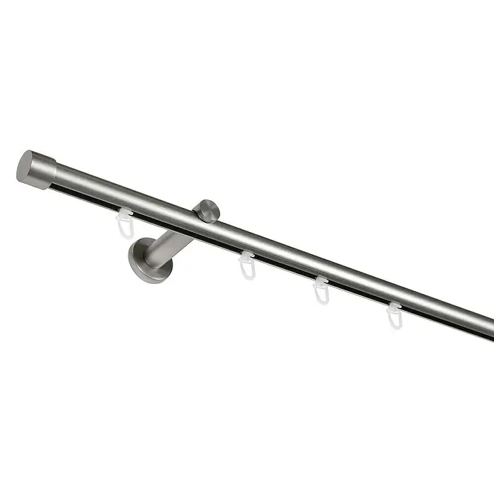 Stilgarnitur - Länge Gardinenstange: 160 cm, Edelstahloptik - Nahaufnahme einer silbernen Gardinenstange mit weißen Haken, die an einer Wand befestigt ist, für moderne Fensterdekorationen.