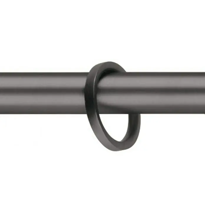 Stilgarnitur Cap-Noble - Länge Gardinenstange: 120 cm - 210 cm, Brushed Schawarz - Nahaufnahme einer Vorhangstange mit Vorhangring. Die Vorhangstange und der Ring sind aus Metall und haben eine dunkle Farbe.