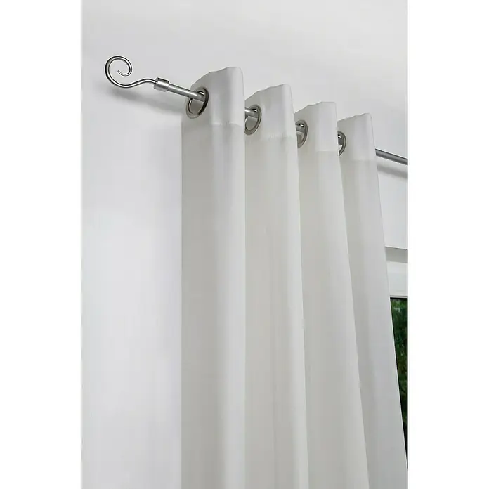 Expo Ambiente Stilgarnitur Hook - Länge Gardinenstange: 130 cm - 240 cm, Durchmesser: 13 mm - 16 mm, Silber - Ein Closeup von weißen Vorhängen mit Metallösen, die an einer Gardinenstange mit einem spiralförmigen Ende hängen.