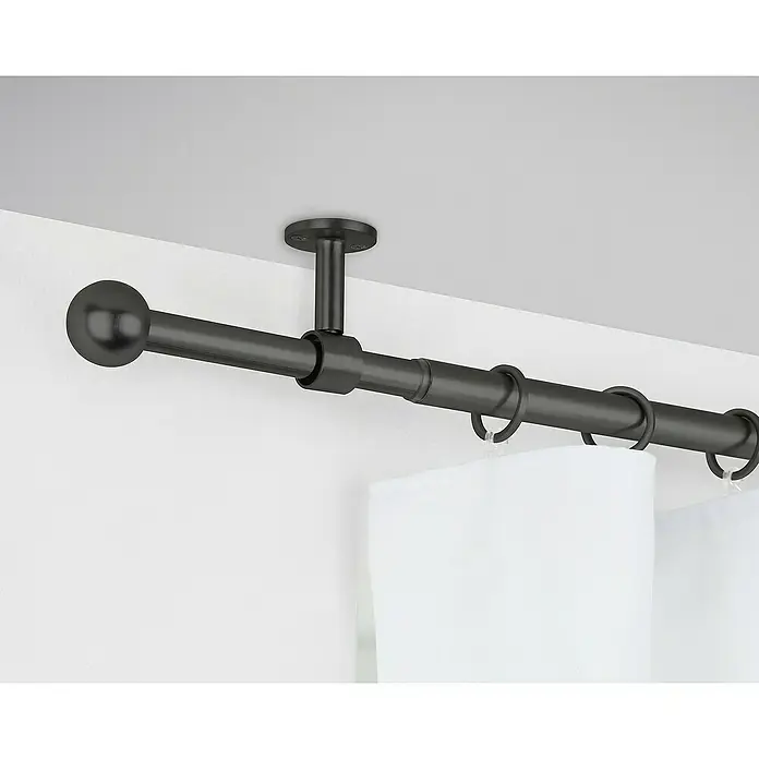 Komplettgarnitur 2in1 - Schwarz, 120 cm - 210 cm, Metall, Ausziehbar - Nahaufnahme einer schwarzen Vorhangstange mit Kugelende, die an der Decke befestigt ist und an der weiße Vorhänge hängen.