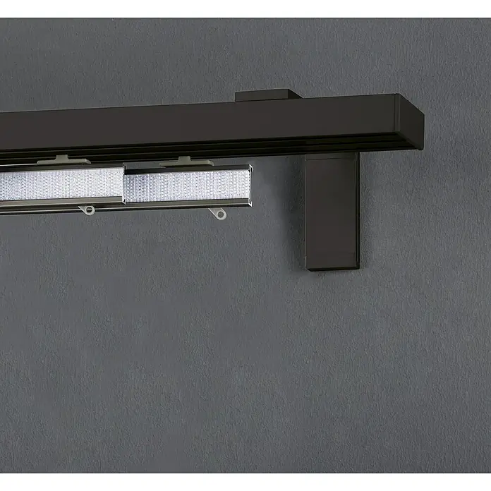 Expo Ambiente Gardinenprofil Smart-Set - Anzahl Läufe: 3 Stk., Schwarz, 160 cm - Nahaufnahme einer modernen, dunkelbraunen Gardinenstange mit einer Schiene für Vorhänge, die an einer grauen Wand befestigt ist.