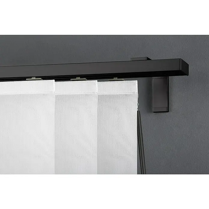Expo Ambiente Gardinenprofil Smart-Set - Anzahl Läufe: 3 Stk., Schwarz, 160 cm - Detailaufnahme eines schwarzen Vorhangschienensystems mit weißen Lamellenvorhängen vor einer grauen Wand, das moderne Design und Funktionalität vereint.