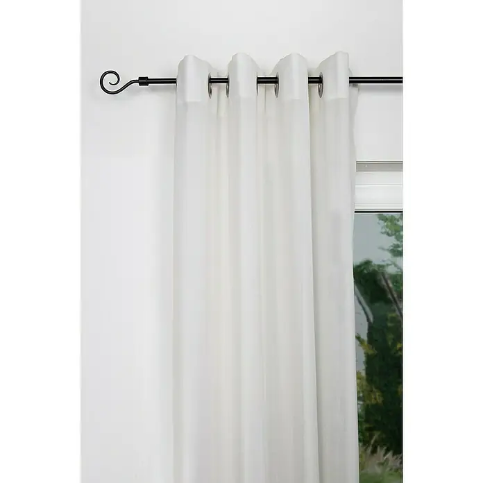 Expo Ambiente Stilgarnitur Hook - Länge Gardinenstange: 130 cm - 240 cm, Durchmesser: 13 mm - 16 mm, Schwarz - Ein elegantes, weißes Gardinenpaneel mit Ösenaufhängung an einer schwarzen Gardinenstange mit dekorativen Endstücken für ein stilvolles Ambiente.
