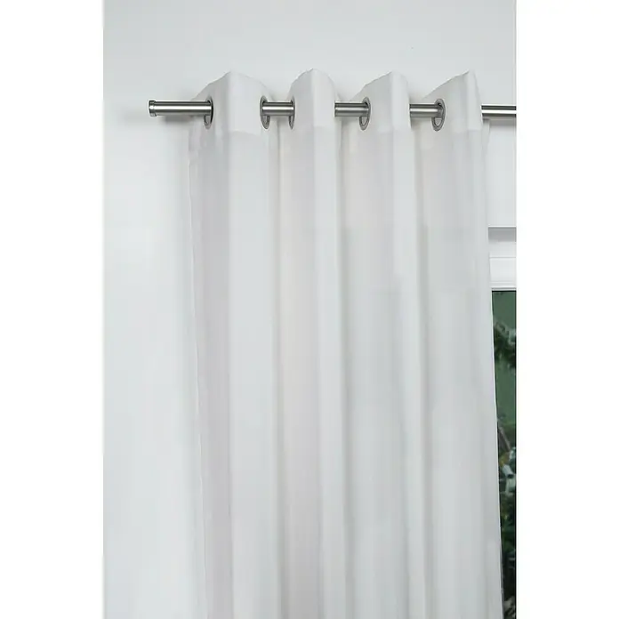 Expo Ambiente Stilgarnitur Cap-Noble - Edelstahloptik, Länge Gardinenstange: 120 cm - 210 cm - Nahaufnahme eines weißen Gardinenpaneels mit Ösenaufhängung an einer Metallschiene, das elegante Lichtfilterung bietet.