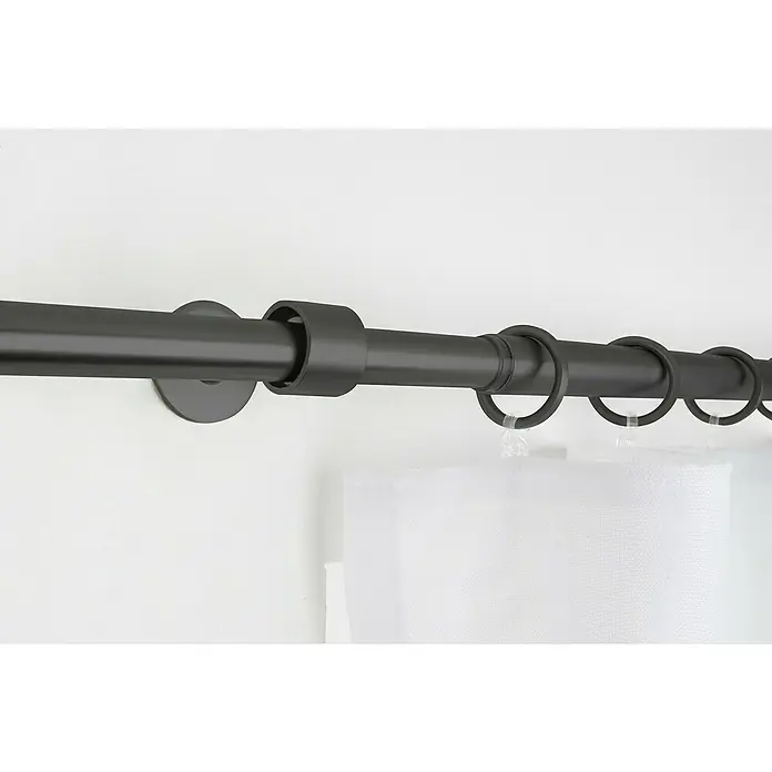 Komplettgarnitur 2in1 - Schwarz, 120 cm - 210 cm, Metall, Ausziehbar - Eine Nahaufnahme einer schwarzen Gardinenstange mit Ringen, die an einer weißen Wand befestigt ist und einen modernen Touch verleiht.