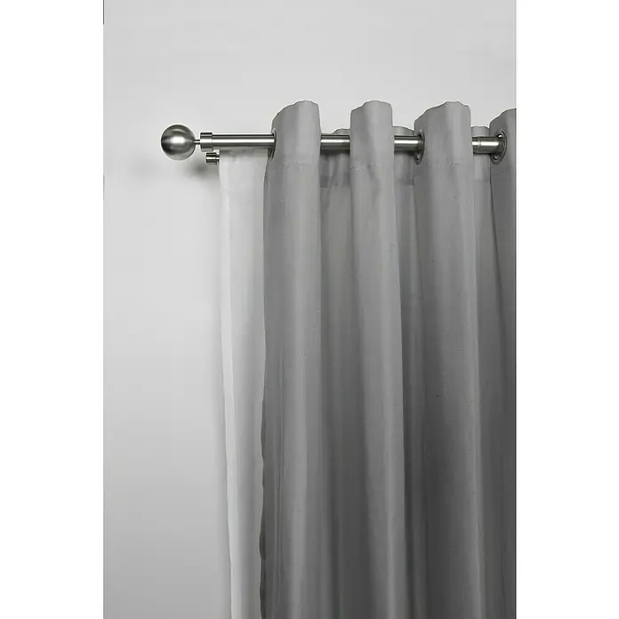 Komplettgarnitur Habito-Ball-Classic - Edelstahloptik, Länge Gardinenstange: 190 cm - 360 cm, 2 Stk. - Graue Vorhänge hängen an einer silbernen Gardinenstange mit einer silbernen Kugel am Ende. Dahinter befindet sich ein dünner weißer Vorhang.