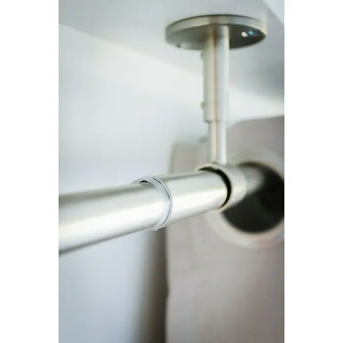 Komplettgarnitur 2in1 - Edelstahloptik, 160 cm - 280 cm, Metall, Ausziehbar - Nahaufnahme einer Gardinenstange aus gebürstetem Nickel, die an einer Deckenhalterung befestigt ist und einen modernen Stil für Ihr Zuhause bietet.