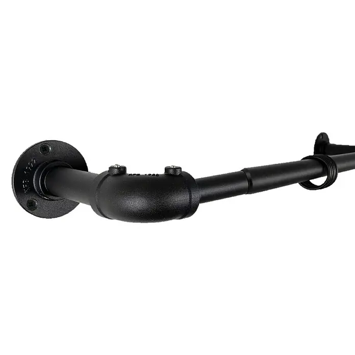 Stilgarnitur Industrial - Schwarz, Länge Gardinenstange: 160 cm - 280 cm - Eine Nahaufnahme einer schwarzen industriellen Kleiderstange mit Flanschbefestigung an der Wand.