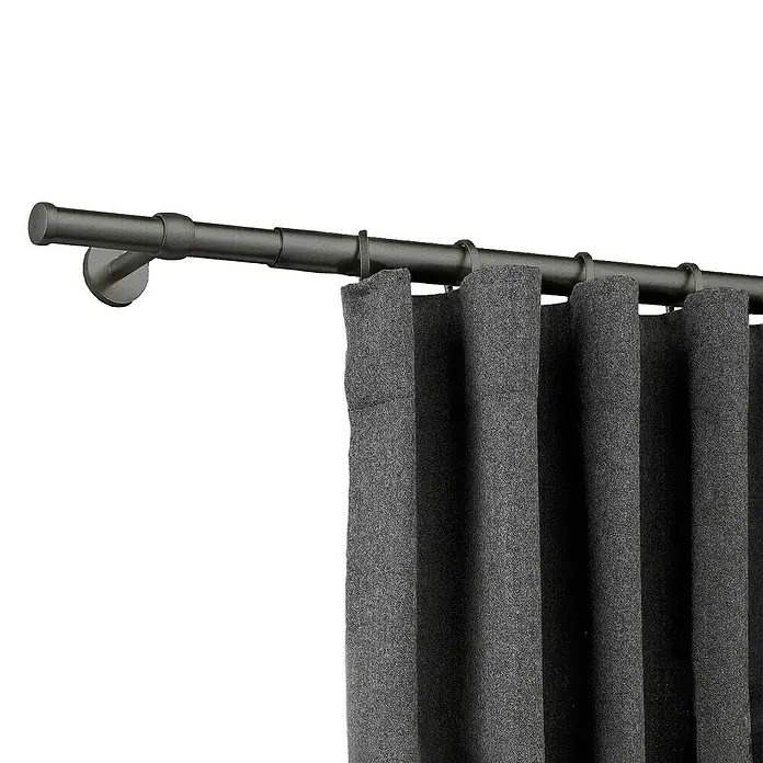 Stilgarnitur Cap-Noble - Länge Gardinenstange: 120 cm - 210 cm, Brushed Schawarz - Nahaufnahme einer Vorhangstange mit grauen Vorhängen, die ein elegantes und funktionales Design für die Fensterdekoration zeigt.