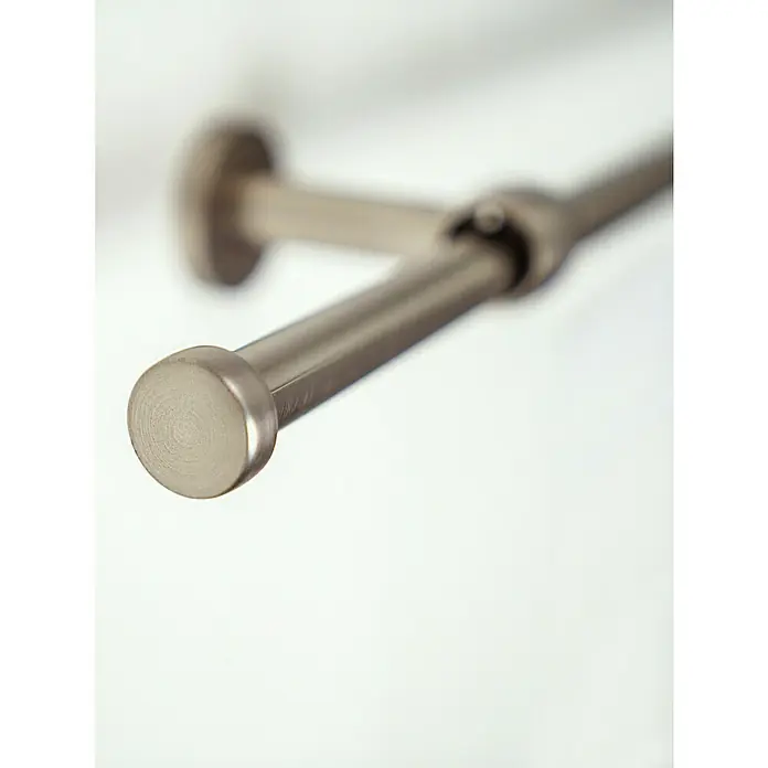 Expo Ambiente Stilgarnitur Cap-Noble - Edelstahloptik, Länge Gardinenstange: 120 cm - 210 cm - Nahaufnahme einer modernen, metallfarbenen Gardinenstange mit Endstücken, die ein elegantes und minimalistisches Design für die Fensterdekoration zeigt.