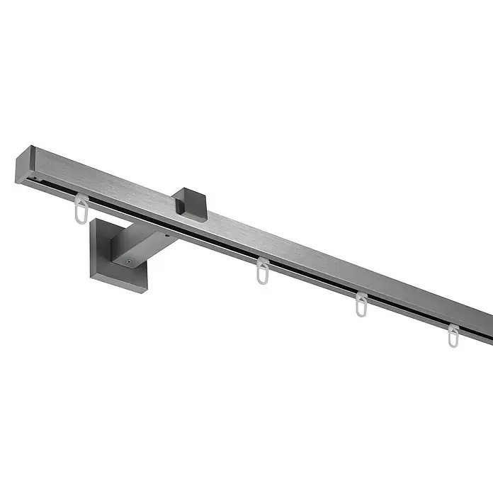 Stilgarnitur Innenläufig Square - Länge Gardinenstange: 240 cm, Edelstahl - Detailaufnahme einer modernen Gardinenstange aus Metall mit Aufhängeringen und Halterung für eine stilvolle Fensterdekoration.