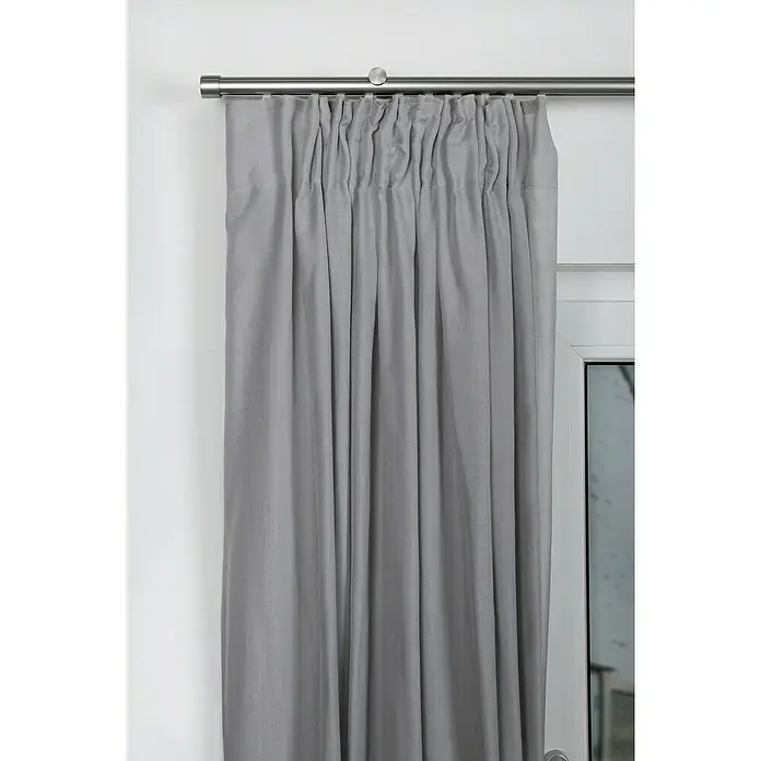 Stilgarnitur - Länge Gardinenstange: 160 cm, Edelstahloptik - Detailaufnahme eines grauen Vorhangs mit Raffungen, der an einer silbernen Stange hängt und eine elegante Fensterdekoration darstellt.