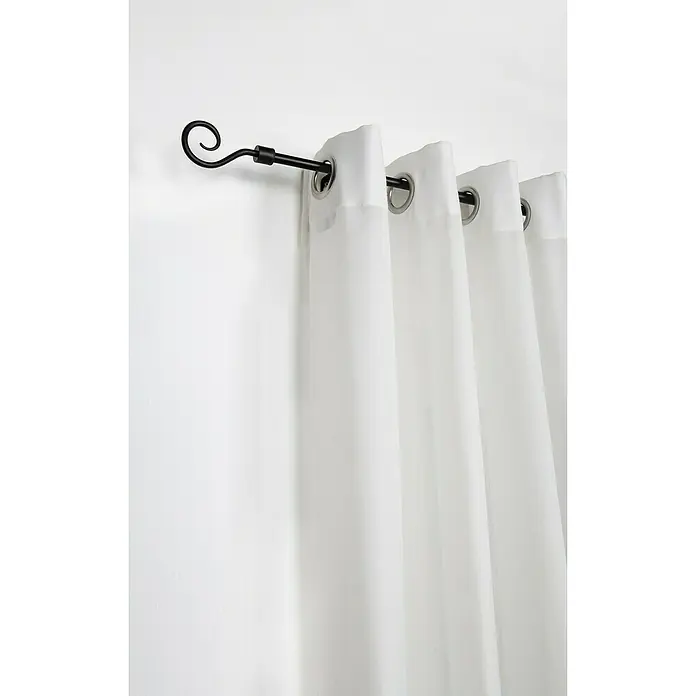 Expo Ambiente Stilgarnitur Hook - Länge Gardinenstange: 130 cm - 240 cm, Durchmesser: 13 mm - 16 mm, Schwarz - Weiße Gardinen hängen an einer schwarzen Stange mit dekorativen Endstücken vor einer weißen Wand.
