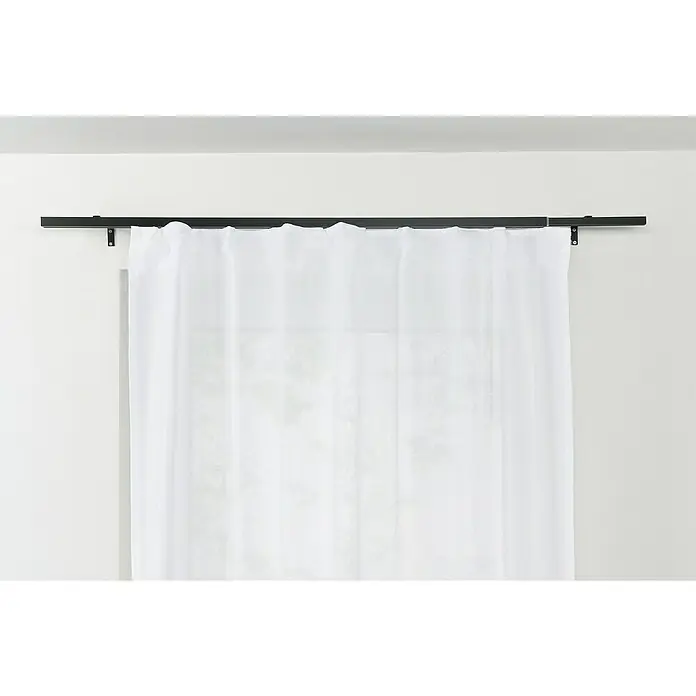 Komplettgarnitur All-in - Schwarz, Länge Gardinenstange: 120 cm - 210 cm - Eine lange, weisse Gardine hängt an einer schwarzen Gardinenstange und sorgt für einen modernen und minimalistischen Look im Raum.