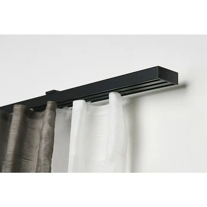 Expo Ambiente Gardinenprofil Smart-Set - Anzahl Läufe: 3 Stk., Schwarz, 160 cm - Eine schwarze Gardinenschiene mit hellen und dunklen Vorhängen hängt an einer weißen Wand.