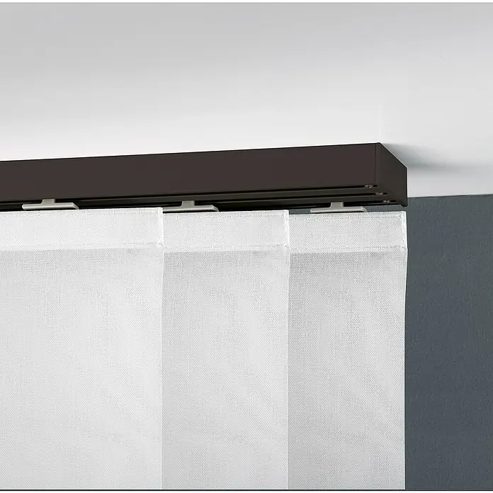Expo Ambiente Gardinenprofil Smart-Set - Anzahl Läufe: 3 Stk., Schwarz, 160 cm - Nahaufnahme eines Gleitschienensystems mit weißen Paneelgardinen, die an der Decke befestigt sind. Das System bietet eine flexible Raumgestaltung.