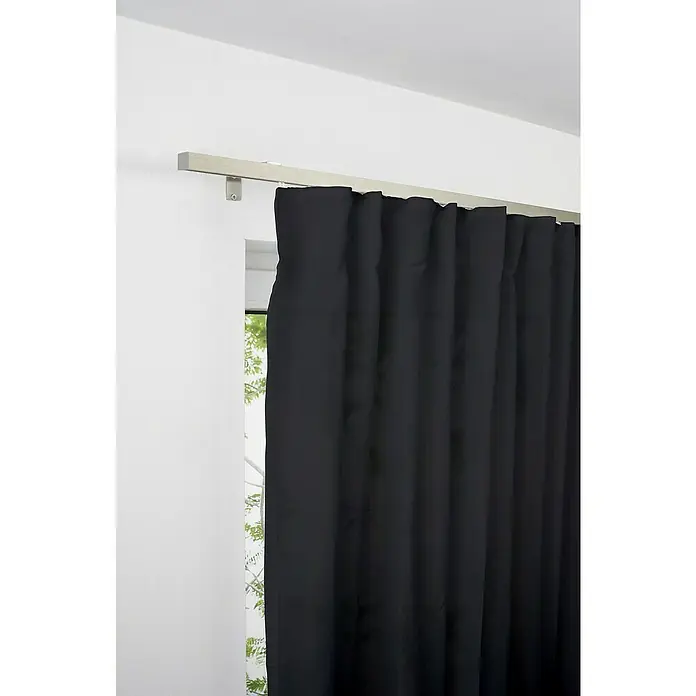 Komplettgarnitur All-in - Edelstahloptik, Länge Gardinenstange: 160 cm - 280 cm - Dunkle Verdunkelungsgardinen hängen an einer modernen Metallschiene vor einem Fenster und sorgen für Privatsphäre und Dunkelheit im Raum.