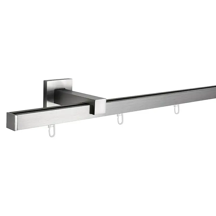 Stilgarnitur Innenläufig Square - Länge Gardinenstange: 240 cm, Edelstahl - Nahaufnahme einer Gardinenstange mit quadratischer Halterung und weißen Haken, die ein modernes Design und Funktionalität vereint.