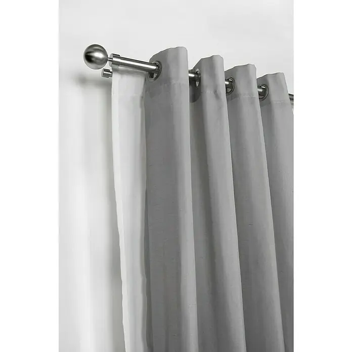 Komplettgarnitur Habito-Ball-Classic - Edelstahloptik, Länge Gardinenstange: 190 cm - 360 cm, 2 Stk. - Graue Gardinen hängen an einer silbernen Gardinenstange und verleihen dem Raum Eleganz und Privatsphäre. Die Stoffe filtern sanft das Licht.