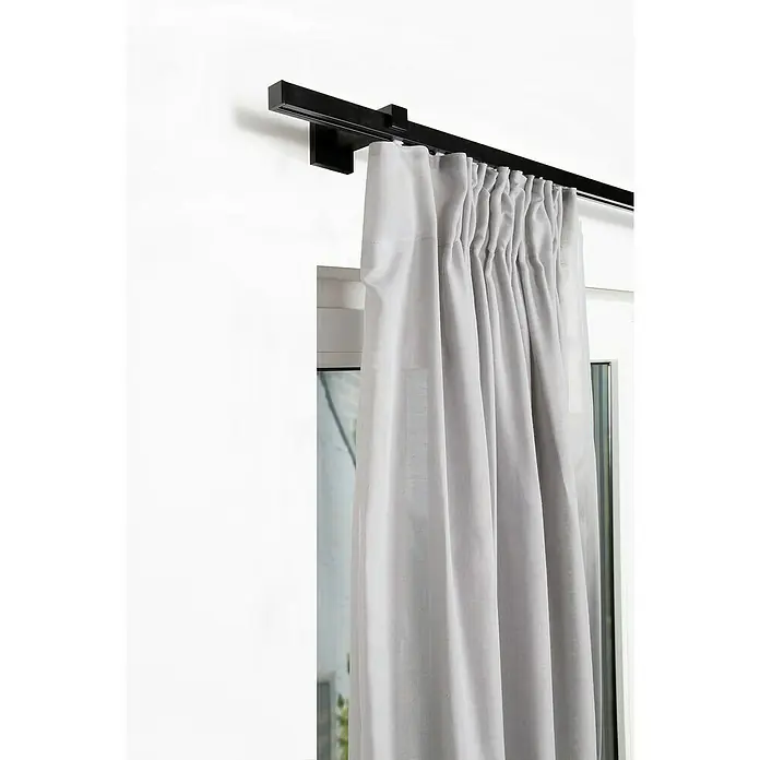 Stilgarnitur Innenläufig Square - Länge Gardinenstange: 160 cm, Schwarz - Nahaufnahme einer stilvollen grauen Gardine, die an einer modernen schwarzen Gardinenstange hängt und ein Fenster elegant umrahmt.