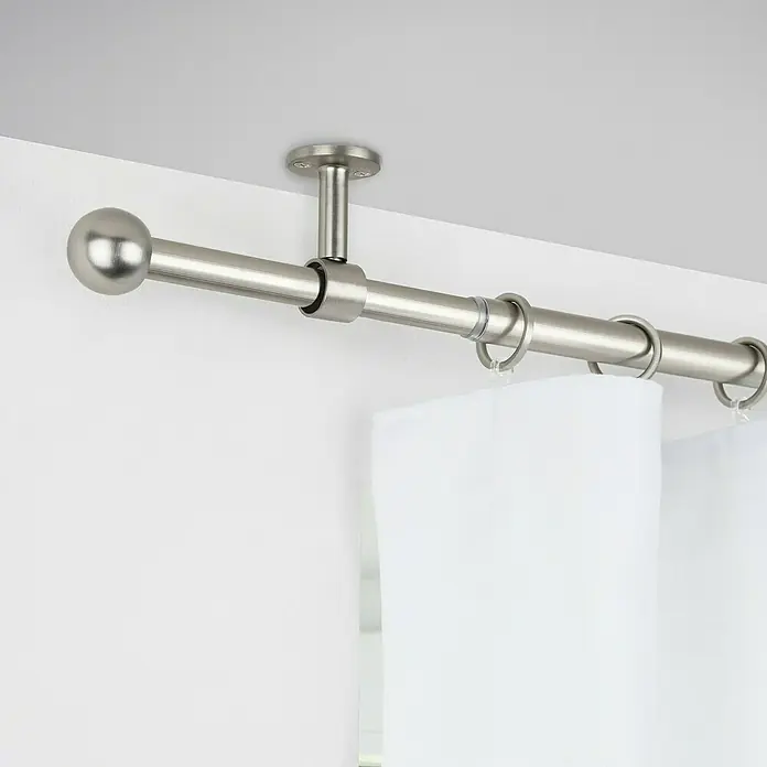 Komplettgarnitur 2in1 - Edelstahloptik, 160 cm - 280 cm, Metall, Ausziehbar - Nahaufnahme einer Gardinenstange in gebürstetem Nickel mit Endkappe in Kugelform, Deckenhalterung und Gardinenringen, die weiße Vorhänge hält.