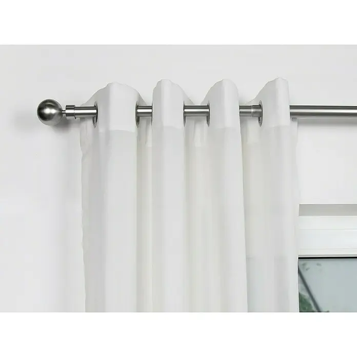 Komplettgarnitur Habito-Ball-Classic - Edelstahloptik, Länge Gardinenstange: 190 cm - 360 cm, 1 Stk. - Nahaufnahme eines weißen Gardinenpaneels mit Ösenaufhängung an einer silbernen Gardinenstange mit dekorativer Endkappe.