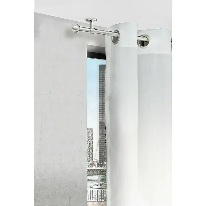 Komplettgarnitur 2in1 - Edelstahloptik, 160 cm - 280 cm, Metall, Ausziehbar - Zeitgenössische weiße Vorhänge hängen an einer eleganten silbernen Stange und bieten einen teilweisen Blick auf die Skyline der Stadt.
