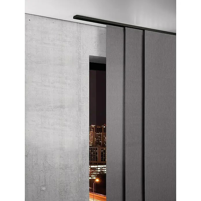 Expo Ambiente Gardinenprofil Smart-Set - Anzahl Läufe: 3 Stk., Schwarz, 160 cm - Graue Stoffpaneele an einer schwarzen Schiene mit Blick auf eine nächtliche Stadt, die modernes Design und Funktionalität vereinen.