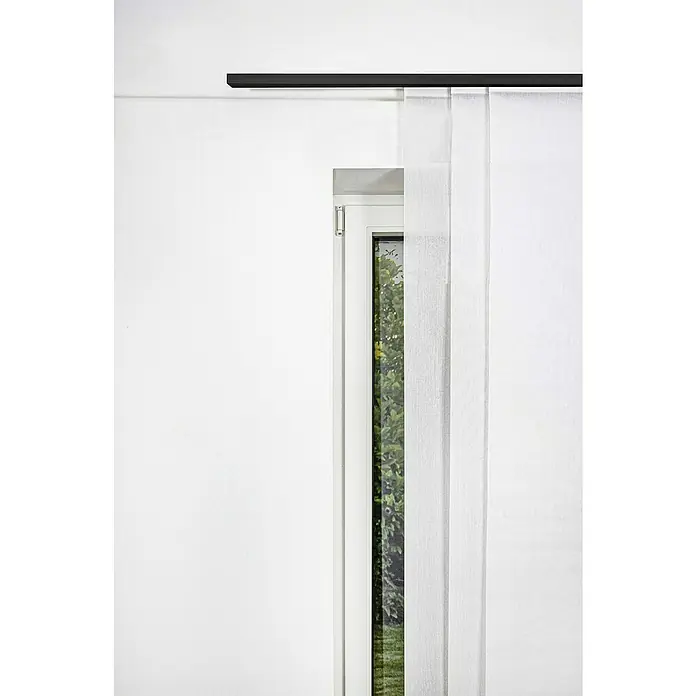 Expo Ambiente Gardinenprofil Smart-Set - Anzahl Läufe: 3 Stk., Schwarz, 160 cm - Blick auf eine moderne Schiebegardine mit transparentem Stoff, die an einer schwarzen Schiene vor einem Fenster hängt und ein minimalistisches Ambiente schafft.