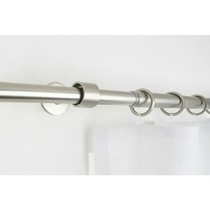 Komplettgarnitur 2in1 - Edelstahloptik, 160 cm - 280 cm, Metall, Ausziehbar - Nahaufnahme einer Gardinenstange aus Metall mit Ringen und einer leichten weißen Gardine.